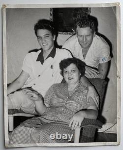 RARE 1957 ELVIS PRESLEY FAMILY PHOTO Gladys Vernon Memphis Original Camera Press