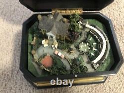 RARE Elvis Presley's GRACELAND The King Legendary Home Figurine Music Box