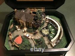 RARE Elvis Presley's GRACELAND The King Legendary Home Figurine Music Box