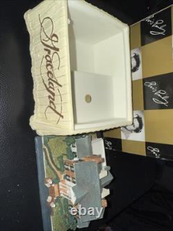 RARE Elvis Presley's GRACELAND The King Vintage 1998 Figurine Music Box Original